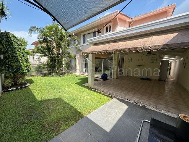 SE VENDE HERMOSA CASA DUPLEX DE 250MTS EN BRISAS DEL GOLF 27-1168/GMB