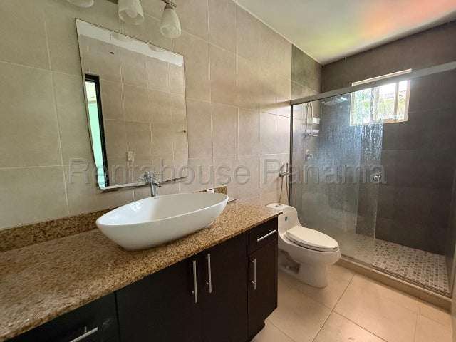 SE VENDE HERMOSA CASA DUPLEX DE 250MTS EN BRISAS DEL GOLF 27-1168/GMB