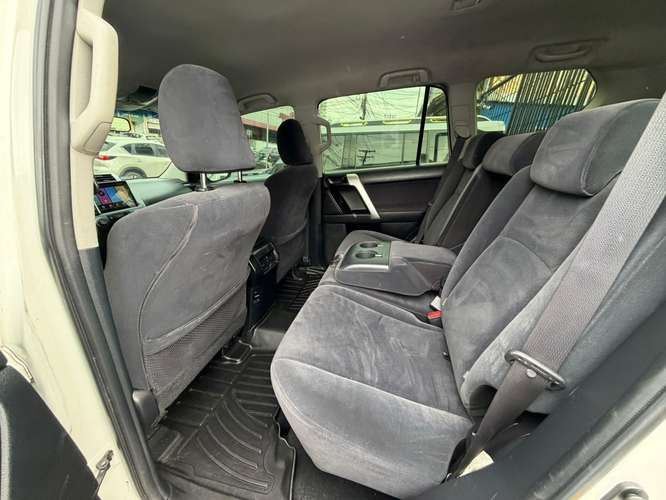 TOYOTA PRADO AÑO 2017 AUTOMÁTICA 4x4 MOTOR A GASOLINA UNICO DUEÑO PERFECTO ESTADO - Imagen 7