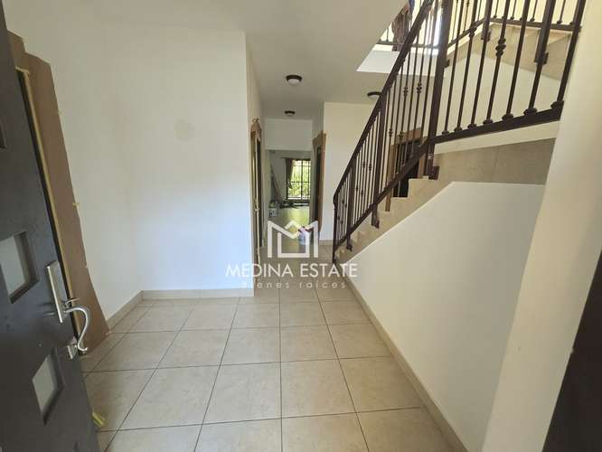 Vendo en Clayton casa Embassy Club Unifamiliar 4 Habitación con jardín - Imagen 2