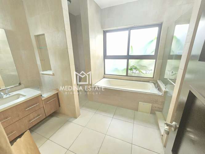 Vendo en Clayton casa Embassy Club Unifamiliar 4 Habitación con jardín - Imagen 7