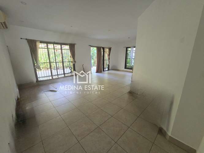 Vendo en Clayton casa Embassy Club Unifamiliar 4 Habitación con jardín - Imagen 4