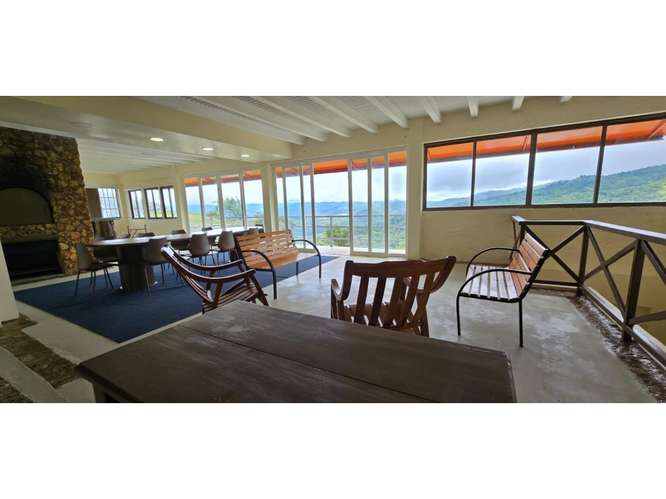 SE VENDE CASA 3500 M2 EN CHAME CHICA 3 NIVELES CON HERMOSAS VISTAS