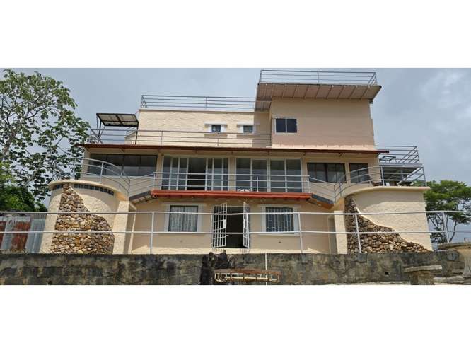 CHAME / CHICA / 3500 M2 / 3 NIVELES / 5 HABITACIONES / 50 PARKINGS