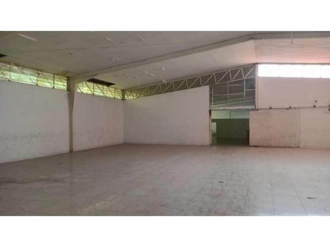 SE ALQUILA GALERA COMERCIAL 504 M2 EN EL PARADOR PEDREGAL SOBRE VIA