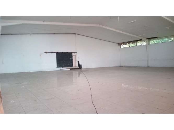 SE ALQUILA GALERA COMERCIAL 504 M2 EN EL PARADOR PEDREGAL SOBRE VIA - Imagen 3