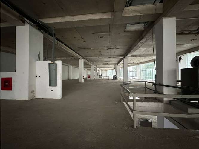 SE VENDE GALERA 5854M EN COLON ZONA LIBRE 3 NIVELES FRENTE A LA CALLE - Imagen 4
