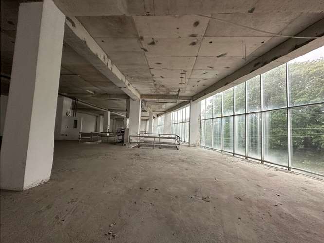 SE VENDE GALERA 5854M EN COLON ZONA LIBRE 3 NIVELES FRENTE A LA CALLE - Imagen 2