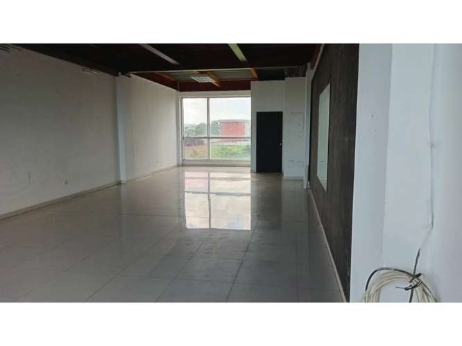SE ALQUILA LOCAL 75M EN LOCAL  PLAZA VERSALLES VIA PRINCIPAL  VACIO - Imagen 2