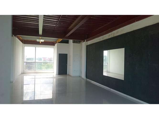 SE ALQUILA LOCAL 75M EN LOCAL  PLAZA VERSALLES VIA PRINCIPAL  VACIO - Imagen 4