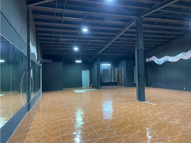 SE ALQUILA LOCAL COMERCIAL 212 M2 EN PLAZA NORTE PLANTA ALTA