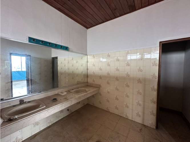 SE ALQUILA EDIFICIO BETANIA CLUB X 2,582M 3PISO IDEAL INSTITUCIONES
