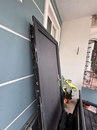 Puerta de seguridad en excelente estado solo 6 meses de uso