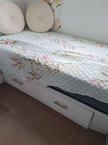 Cama modular pequeña con colchón y mesita/depósito de ropa sucia