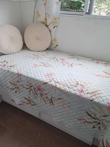 Cama modular pequeña con colchón y mesita/depósito de ropa sucia