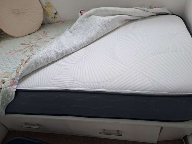 Cama modular pequeña con colchón y mesita/depósito de ropa sucia