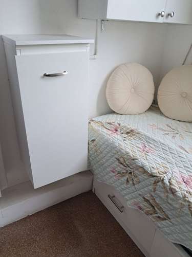 Cama modular pequeña con colchón y mesita/depósito de ropa sucia