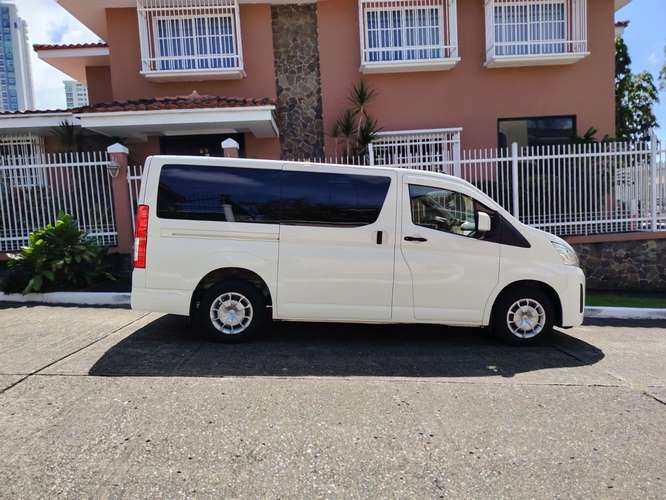 TOYOTA HIACE 2022 MANUAL ÚNICO DUEÑO NEGOCIABLE 