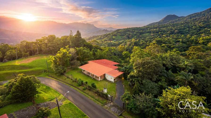 Casa de 3 Habitaciones en Venta sobre un Terreno de 1.89 Acres en Santa Fe, Veraguas