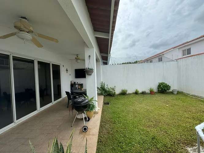 Casa Esquinera Modelo Lyon en Quintas de Versalles con 3 Rec y Piscina