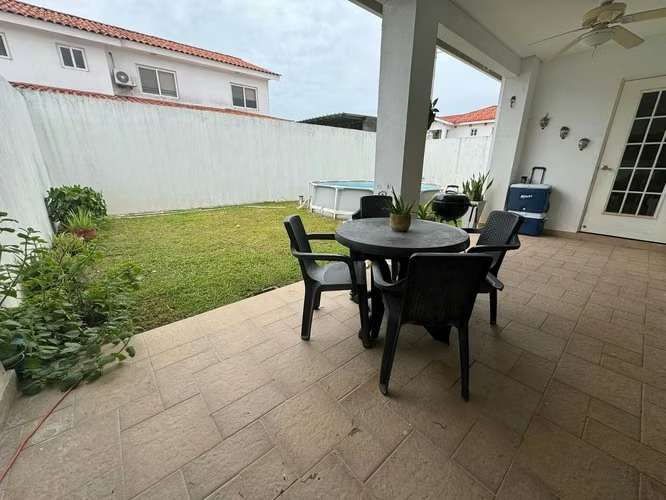 Casa Esquinera Modelo Lyon en Quintas de Versalles con 3 Rec y Piscina