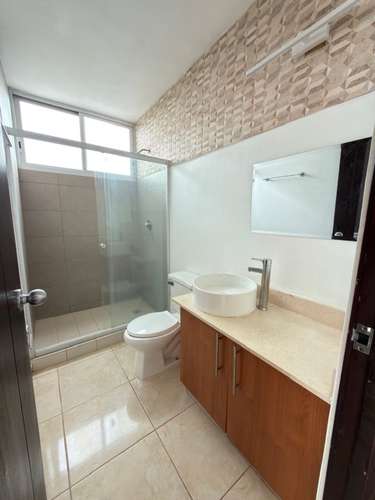 Alquilo apartamento en San Francisco, 2 recamaras con baño, linea blanca, 95m2, área social completa. - Imagen 14