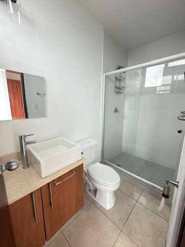 Alquilo apartamento en San Francisco, 2 recamaras con baño, linea blanca, 95m2, área social completa. - Imagen 15