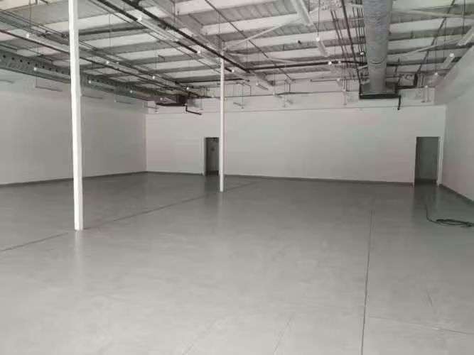 Alquilo local frente a la Estación del Metro 340 m2 - Imagen 5