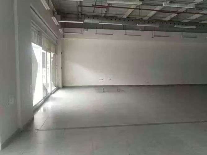 Alquilo local frente a la Estación del Metro 340 m2 - Imagen 4