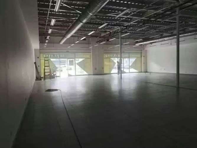 Alquilo local frente a la Estación del Metro 340 m2 - Imagen 3