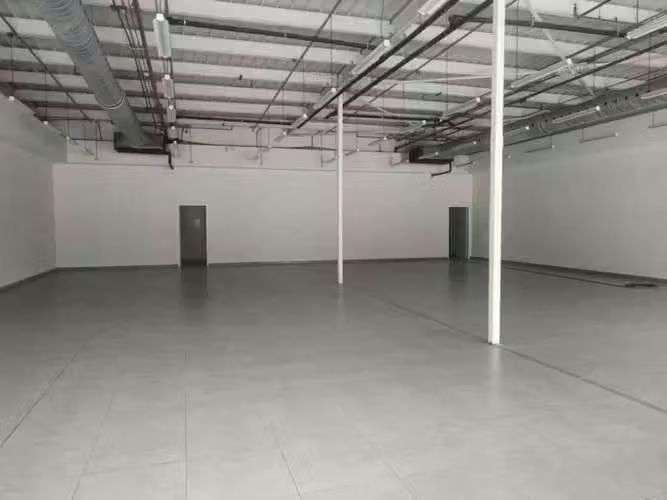 Alquilo local frente a la Estación del Metro 340 m2 - Imagen 2