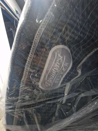 Colchón Simmons Beautyrest Silver King con base de cama, sin manchas, 2 años de uso