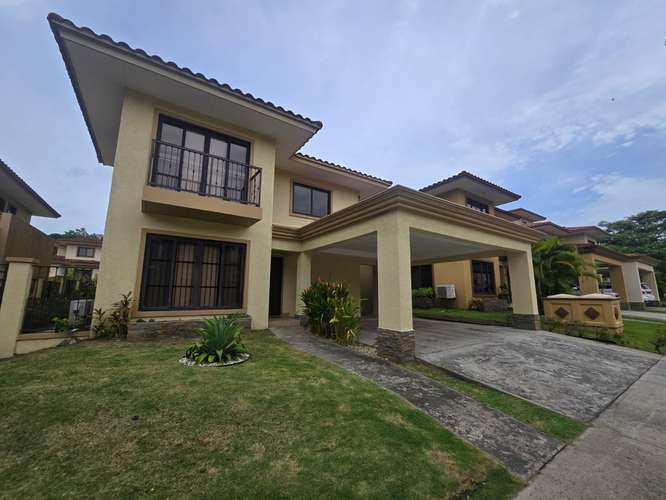 Venta de exclusiva casa rodeada de naturaleza en Embassy Club - Clayton
