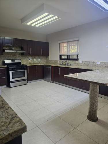 Venta de exclusiva casa rodeada de naturaleza en Embassy Club - Clayton - Imagen 9