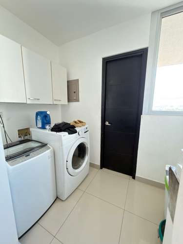 Alquilo Apartamento Amoblado en San Francisco, 120 m², Vista al Mar 2 recamaras, con Cuarto y baño de empleada.