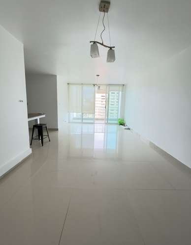 Alquilo apartamento en El Cangrejo, línea blanca, 3 recamaras, con Balco, Cerca de Via Argentina.