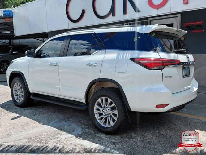 Toyota Fortuner SRV 2022 Automática EE5055 - Imagen 4