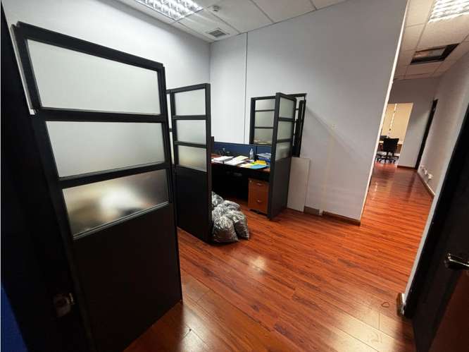 SE VENDE OFICINA 75M EN TUMBA MUERTO PLAZA EDISON CON DIVISIONES - Imagen 5