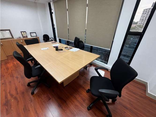 SE VENDE OFICINA 75M EN TUMBA MUERTO PLAZA EDISON CON DIVISIONES - Imagen 2