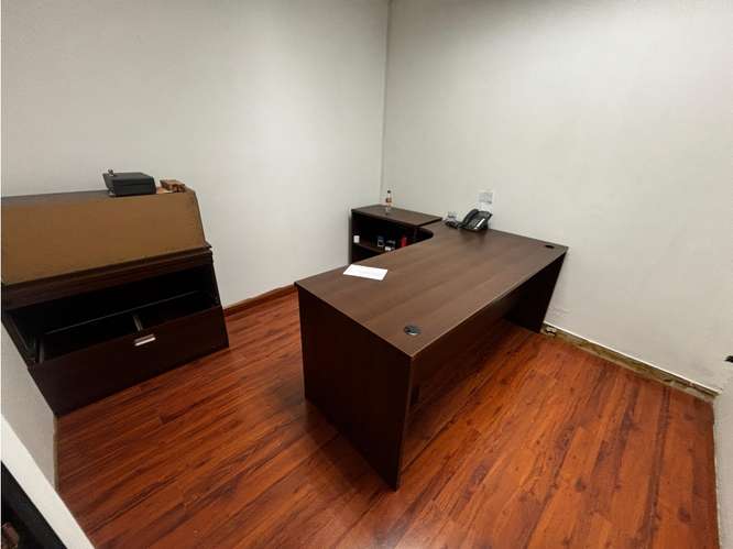 SE VENDE OFICINA 75M EN TUMBA MUERTO PLAZA EDISON CON DIVISIONES - Imagen 9