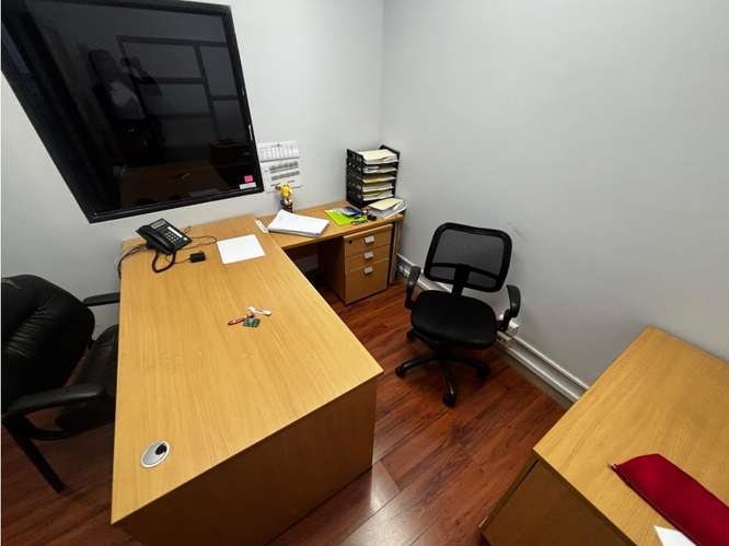 SE VENDE OFICINA 75M EN TUMBA MUERTO PLAZA EDISON CON DIVISIONES - Imagen 16