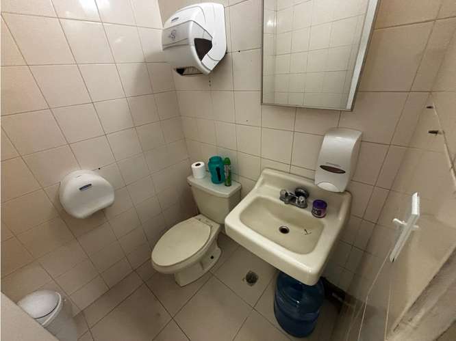 SE VENDE OFICINA 75M EN TUMBA MUERTO PLAZA EDISON CON DIVISIONES - Imagen 20
