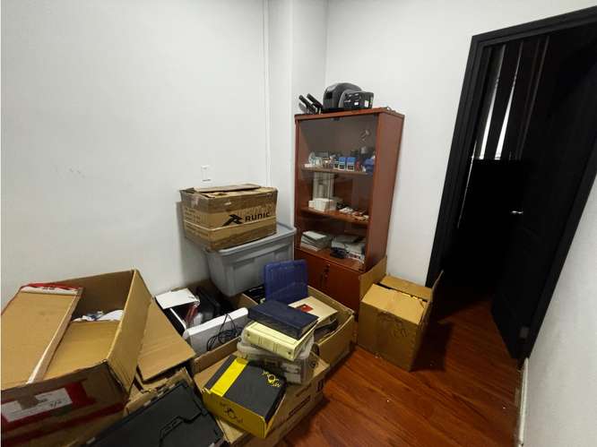 SE VENDE OFICINA 75M EN TUMBA MUERTO PLAZA EDISON CON DIVISIONES - Imagen 12