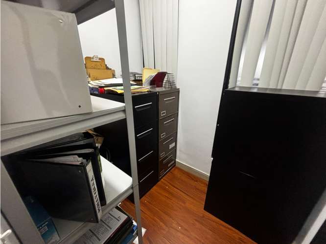 SE VENDE OFICINA 75M EN TUMBA MUERTO PLAZA EDISON CON DIVISIONES - Imagen 13