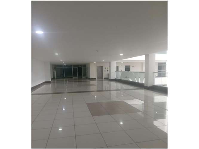 SE ALQUILA LOCAL 342 M2 EN EL CENTRO COMERCIAL VILLA LUCRE  PISO MEDIO