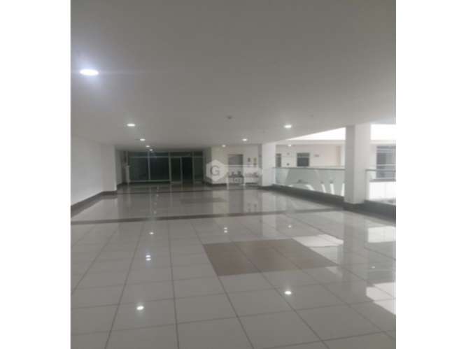 SE ALQUILA LOCAL 342 M2 EN EL CENTRO COMERCIAL VILLA LUCRE  PISO MEDIO - Imagen 15