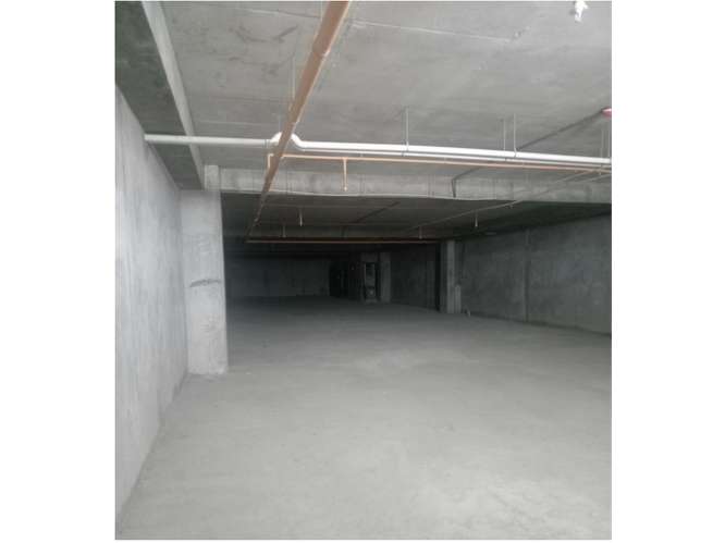 CENTRO COMERCIAL VILLA LUCRE / 342M / SOBRE VIA PRINCIPAL / PISO MEDIO
