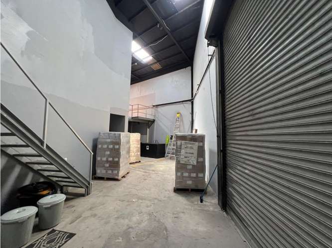 SE ALQUILA LOCAL CON BODEGA  265 M2 EN COSTA DEL ESTE  SOBRE VIA - Imagen 7