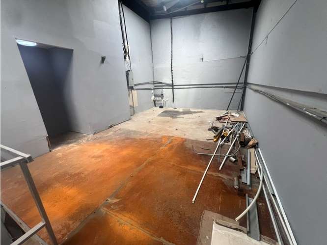 SE ALQUILA LOCAL CON BODEGA  265 M2 EN COSTA DEL ESTE  SOBRE VIA