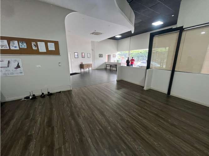 SE ALQUILA OFICINA 233 M2 EN COSTA DEL ESTE EN PISO BAJO SOBRE VIA